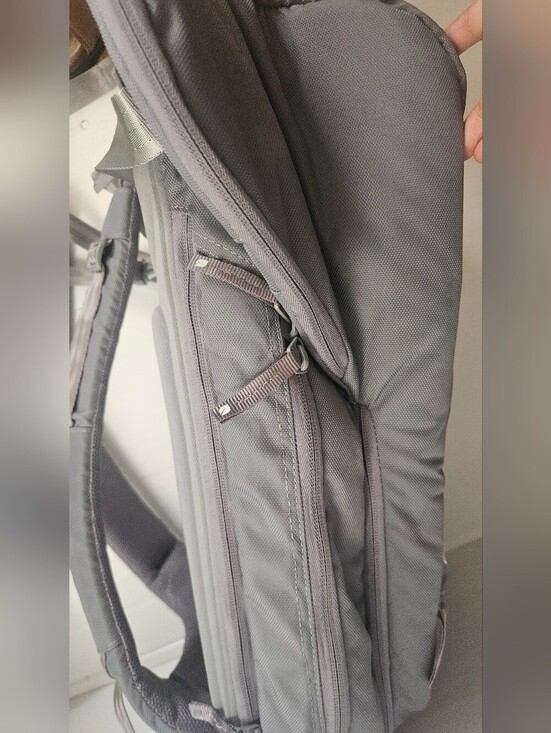 Incase ICON Backpack – Large Tech Backpack Laptop Tablet Phone pockets Gray main image 14